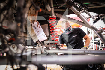 2021-01-09 - PH Sport mechanic in the bivouac during the Rest Day of the Dakar 2021 in Ha'il, in Saudi Arabia on January 9, 2021 - Photo Antonin Vincent / DPPI - DAKAR 2021 - REST DAY - RALLY - MOTORS