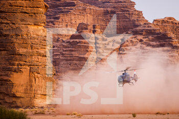 2021-01-13 - helicopter, during the 10th stage of the Dakar 2021 between Neom and Al-?Ula, in Saudi Arabia on January 13, 2021 - Photo Frédéric Le Floc'h / DPPI - 10TH STAGE OF THE DAKAR 2021 BETWEEN NEOM AND ALULA - RALLY - MOTORS