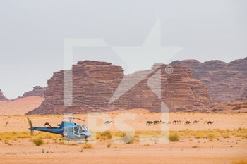 2021-01-13 - helico and camels, landscape, paysage during the 10th stage of the Dakar 2021 between Neom and Al-Ula, in Saudi Arabia on January 13, 2021 - Photo Antonin Vincent / DPPI - 10TH STAGE OF THE DAKAR 2021 BETWEEN NEOM AND ALULA - RALLY - MOTORS