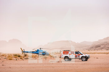 2021-01-13 - helico and tv organization car during the 10th stage of the Dakar 2021 between Neom and Al-Ula, in Saudi Arabia on January 13, 2021 - Photo Antonin Vincent / DPPI - 10TH STAGE OF THE DAKAR 2021 BETWEEN NEOM AND ALULA - RALLY - MOTORS