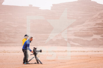 2021-01-13 - TV, cameraman during the 10th stage of the Dakar 2021 between Neom and Al-Ula, in Saudi Arabia on January 13, 2021 - Photo Antonin Vincent / DPPI - 10TH STAGE OF THE DAKAR 2021 BETWEEN NEOM AND ALULA - RALLY - MOTORS
