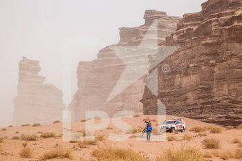 2021-01-13 - TV Crew during the 10th stage of the Dakar 2021 between Neom and Al-Ula, in Saudi Arabia on January 13, 2021 - Photo Florent Gooden / DPPI - 10TH STAGE OF THE DAKAR 2021 BETWEEN NEOM AND ALULA - RALLY - MOTORS