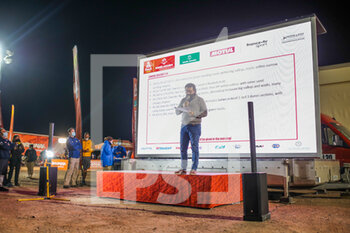 2021-01-13 - David Castera, Director, Dakar Rally, briefing during the 10th stage of the Dakar 2021 between Neom and Al-Ê¿Ula, in Saudi Arabia on January 13, 2021 - Photo Julien Delfosse / DPPI - 10TH STAGE OF THE DAKAR 2021 BETWEEN NEOM AND ALULA - RALLY - MOTORS
