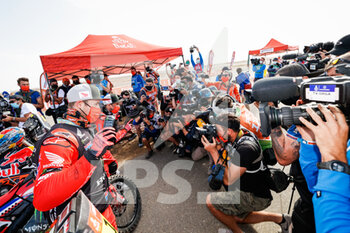 2021-01-15 - Brabec Jan (cze), KTM, Strojrent Racing, Moto, Bike, Benavides Kevin (arg), Honda, Monster Energy Honda Team 2021, Motul, Moto, Bike, portrait with all the photographers during the 12th stage of the Dakar 2021 between Yanbu and Jeddah, in Saudi Arabia on January 15, 2021 - Photo Frédéric Le Floc'h / DPPI - 12TH STAGE OF THE DAKAR 2021 BETWEEN YANBU AND JEDDAH - RALLY - MOTORS