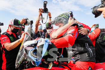 2021-01-15 - Benavente Del Rio Rafael (esp), Nissan, Recinsa Sport, Dakar Classic, portrait celebrating his win with his team during the 12th stage of the Dakar 2021 between Yanbu and Jeddah, in Saudi Arabia on January 15, 2021 - Photo Antonin Vincent / DPPI - 12TH STAGE OF THE DAKAR 2021 BETWEEN YANBU AND JEDDAH - RALLY - MOTORS