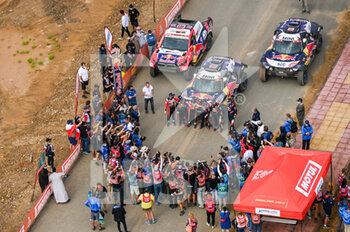 2021-01-15 - 300 Sainz Carlos (esp), Cruz Lucas (esp), Mini, X-Raid Mini JCW Team, Auto, 302 Peterhansel Stéphane (fra), Boulanger Edouard (fra), Mini, X-Raid Mini JCQ Team, Auto, 301 Al-Attiyah Nasser (qat), Baumel Matthieu (fra), Toyota, Toyota Gazoo Racing, Auto, celebrating during the 12th stage of the Dakar 2021 between Yanbu and Jeddah, in Saudi Arabia on January 15, 2021 - Photo Eric Vargiolu / DPPI - 12TH STAGE OF THE DAKAR 2021 BETWEEN YANBU AND JEDDAH - RALLY - MOTORS