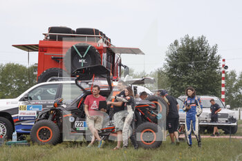2021-06-30 - 222 Nifontova Anastasiia (rus), Zhadanova Ekaterina (rus), BRP Can-Am Maverick XRS, ambiance during the Silk Way Rally 2021's Administrative and Technical scrutineering in Omsk, Russia from June 30 to July 1, 2021 - Photo Frédéric Le Floc'h / DPPI - SILK WAY RALLY 2021 - RALLY - MOTORS