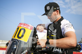 2021-07-01 - Howes Skyler (usa), Rockstar Energy Husqvarna Factory Racing, Husqvarna 450 Rally Factory Replica, portrait during the Silk Way Rally 2021's Administrative and Technical scrutineering in Omsk, Russia from June 30 to July 1, 2021 - Photo Julien Delfosse / DPPI - SILK WAY RALLY 2021 - RALLY - MOTORS