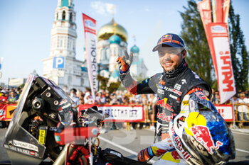 2021-07-01 - Walkner Matthias (aut), Red Bull KTM Factory Racing, KTM 450 Rally Factory Replica, portrait during the Silk Way Rally 2021's start podium ceremony in Omsk, Russia on July 1, 2021 - Photo Frédéric Le Floc'h / DPPI - SILK WAY RALLY 2021 - RALLY - MOTORS
