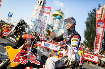 2021-07-01 - Walkner Matthias (aut), Red Bull KTM Factory Racing, KTM 450 Rally Factory Replica, portrait during the Silk Way Rally 2021's start podium ceremony in Omsk, Russia on July 1, 2021 - Photo Frédéric Le Floc'h / DPPI - SILK WAY RALLY 2021 - RALLY - MOTORS