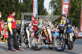 2021-07-01 - Branch Ross (bwa), Monster Yamaha Rally Official, Yamaha 450 WRF, Van Beveren Adrien (fra), Monster Yamaha Rally Official Team, Yamaha 450 WRF, Walkner Matthias (aut), Red Bull KTM Factory Racing, KTM 450 Rally Factory Replica, portrait during the Silk Way Rally 2021's start podium ceremony in Omsk, Russia on July 1, 2021 - Photo Frédéric Le Floc'h / DPPI - SILK WAY RALLY 2021 - RALLY - MOTORS