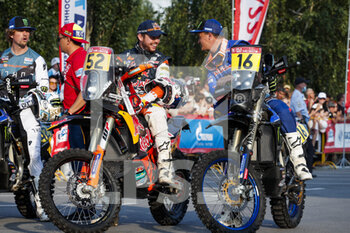 2021-07-01 - Branch Ross (bwa), Monster Yamaha Rally Official, Yamaha 450 WRF, Van Beveren Adrien (fra), Monster Yamaha Rally Official Team, Yamaha 450 WRF, Walkner Matthias (aut), Red Bull KTM Factory Racing, KTM 450 Rally Factory Replica, portrait during the Silk Way Rally 2021's start podium ceremony in Omsk, Russia on July 1, 2021 - Photo Frédéric Le Floc'h / DPPI - SILK WAY RALLY 2021 - RALLY - MOTORS