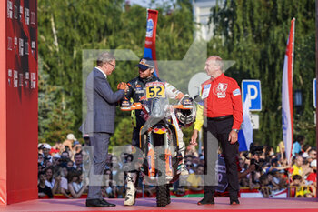 2021-07-01 - Walkner Matthias (aut), Red Bull KTM Factory Racing, KTM 450 Rally Factory Replica, portrait during the Silk Way Rally 2021's start podium ceremony in Omsk, Russia on July 1, 2021 - Photo Julien Delfosse / DPPI - SILK WAY RALLY 2021 - RALLY - MOTORS