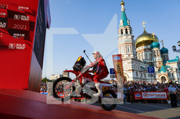 2021-07-01 - Sanders Daniel (aus), GasGas Factory Racing, GasGas 450 Rally Factory Replica, portrait during the Silk Way Rally 2021's start podium ceremony in Omsk, Russia on July 1, 2021 - Photo Frédéric Le Floc'h / DPPI - SILK WAY RALLY 2021 - RALLY - MOTORS