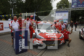 2021-07-03 - BREEN Craig (IRL), NAGLE Paul (IRL), TEAM MRF TYRES, Hyundai i20, portrait podium ambiance during the 2021 FIA ERC Rally Liepaja, 2nd round of the 2021 FIA European Rally Championship, from July 1 to 3, 2021 in in Liepaja, Latvia - Photo Grégory Lenormand / DPPI - 2021 FIA ERC RALLY LIEPAJA, 2ND ROUND OF THE 2021 FIA EUROPEAN RALLY CHAMPIONSHIP - RALLY - MOTORS