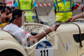 2021-06-19 - Tarcisio Bonomi on BMW 328 receives the stamp sheet from marshall during the fourth stage of 1000 miglia 2021. - MILLE MIGLIA 2021 - HISTORIC - MOTORS