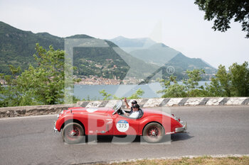 2021-06-19 - A car drives in Salò during the fouth  leg of the Mille Miglia 2021  on june 19, 2021 in Salò, Italy. Photo by Gianluca Checchi/New Reporter - MILLE MIGLIA 2021  - HISTORIC - MOTORS