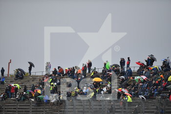 2020-09-26 - Spectators in the rain - ROUND 7 PIRELLI FRENCH ROUND RACE1 - SUPERBIKE - MOTORS