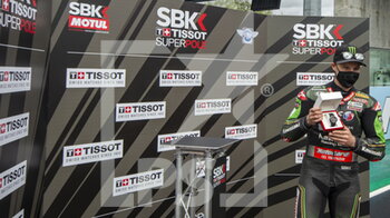 2020-09-27 - Jonathan Rea is awarded for the victory in the Superpole Race  - ROUND 7 PIRELLI FRENCH ROUND RACE2 - SUPERBIKE - MOTORS