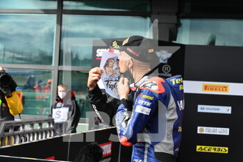 2020-09-27 -  2° 76 Loris Baz - Yamaha YZF R1 Ten Kare Racing Yamaha 
The sign showing Loris Baz is, however, his friend suffering from a tumor.
He invites him to fight  - ROUND 7 PIRELLI FRENCH ROUND RACE2 - SUPERBIKE - MOTORS