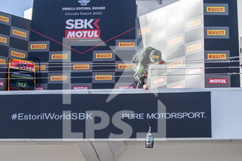 2020-10-17 - N° 1 Jonathan Rea  GBR Kawasaki Zx-10RR Kawasaki Racing Team WorldSBK
Rea gives his bottle to his team - ROUND 8 PIRELLI ESTORIL ROUND RACE1 - SUPERBIKE - MOTORS
