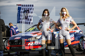 2020-10-11 - KW suspensions girls during the 2020 FIA WTCR Race of Slovakia, 3rd round of the 2020 FIA World Touring Car Cup, on the Automotodrom Slovakia Ring, from October 9 to 11, 2020 in Orechova Poton, Slovakia - Photo Florent Gooden / DPPI - WTCR RACE OF SLOVAKIA, 3RD ROUND OF THE 2020 FIA WORLD TOURING CAR CUP - SUNDAY - GRAND TOURISM - MOTORS