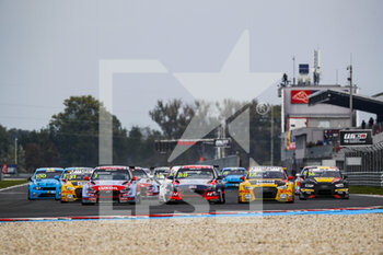 2020-10-11 - Start of Race 3: 88 Catsburg Nicky (nld), Engstler Hyundai N Liqui Moly Racing Team, Hyundai i30 N TCR, 01 Michelisz Norbert (hun), BRC Hyundai N LUKOIL Squadra Corse, Hyundai i30 N TCR, 17 Berthon Nathanael (fra), Comtoyou DHL Team Audi Sport, Audi LMS, action during the 2020 FIA WTCR Race of Slovakia, 3rd round of the 2020 FIA World Touring Car Cup, on the Automotodrom Slovakia Ring, from October 9 to 11, 2020 in Orechova Poton, Slovakia - Photo Florent Gooden / DPPI - WTCR RACE OF SLOVAKIA, 3RD ROUND OF THE 2020 FIA WORLD TOURING CAR CUP - SUNDAY - GRAND TOURISM - MOTORS