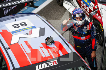 2020-10-11 - Catsburg Nicky (nld), Engstler Hyundai N Liqui Moly Racing Team, Hyundai i30 N TCR, portrait celebrating victoryduring the 2020 FIA WTCR Race of Slovakia, 3rd round of the 2020 FIA World Touring Car Cup, on the Automotodrom Slovakia Ring, from October 9 to 11, 2020 in Orechova Poton, Slovakia - Photo Florent Gooden / DPPI - WTCR RACE OF SLOVAKIA, 3RD ROUND OF THE 2020 FIA WORLD TOURING CAR CUP - SUNDAY - GRAND TOURISM - MOTORS