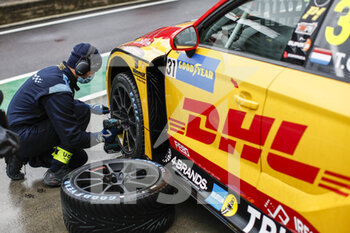 2020-10-17 - 31 CORONEL Tom (ned), Comtoyou DHL Team Audi Sport, Audi LMS, ambiance during the 2020 FIA WTCR Race of Hungary, 4th round of the 2020 FIA World Touring Car Cup, on the Hungaroring, from October 16 to 18, 2020 in Mogyor.d, near Budapest, Hungary - Photo Xavi Bonilla / DPPI - 2020 WTCR RACE OF HUNGARY, 4TH ROUND OF THE 2020 FIA WORLD TOURING CAR CUP - SATURDAY - GRAND TOURISM - MOTORS