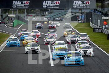 2020-10-18 - start of the race, depart, 100 MULLER Yvan (fra), Cyan Performance Lynk and Co, Lynk and Co 03 TCR, action RACE 2 during the 2020 FIA WTCR Race of Hungary, 4th round of the 2020 FIA World Touring Car Cup, on the Hungaroring, from October 16 to 18, 2020 in Mogyor.d, Budapest, Hungary - Photo Paulo Maria / DPPI - 2020 FIA WTCR RACE OF HUNGARY, 4TH ROUND OF THE 2020 WORLD TOURING CAR CUP - SUNDAY - GRAND TOURISM - MOTORS