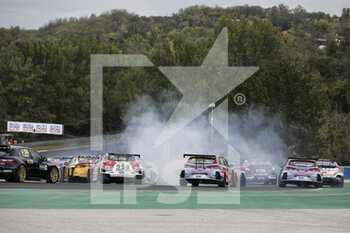 2020-10-18 - Race 2 start of the race, depart, during the 2020 FIA WTCR Race of Hungary, 4th round of the 2020 FIA World Touring Car Cup, on the Hungaroring, from October 16 to 18, 2020 in Mogyor.d, near Budapest, Hungary - Photo Xavi Bonilla / DPPI - 2020 FIA WTCR RACE OF HUNGARY, 4TH ROUND OF THE 2020 WORLD TOURING CAR CUP - SUNDAY - GRAND TOURISM - MOTORS