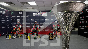2020-10-18 - MONTEIRO Tiago (prt), ALL-INKL.DE Munnich Motorsport, Honda Civic TCR, portrait, GUERRIERI Esteban (arg), ALL-INKL.DE Munnich Motorsport, Honda Civic TCR, portrait, GIROLAMI Nestor (arg), ALL-INKL.DE Munnich Motorsport, Honda Civic TCR, portrait press conference RACE 3 during the 2020 FIA WTCR Race of Hungary, 4th round of the 2020 FIA World Touring Car Cup, on the Hungaroring, from October 16 to 18, 2020 in Mogyor.d, Budapest, Hungary - Photo Paulo Maria / DPPI - 2020 FIA WTCR RACE OF HUNGARY, 4TH ROUND OF THE 2020 WORLD TOURING CAR CUP - SUNDAY - GRAND TOURISM - MOTORS