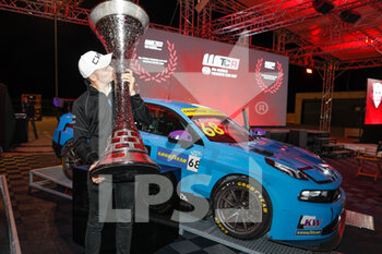 2020-11-15 - Ehrlacher Yann (fra), Cyan Performance Lynk and Co, Lynk and Co 03 TCR, portrait prize giving ceremony , during the 2020 FIA WTCR Race of Aragon, 6th round of the 2020 FIA World Touring Car Cup, on the Ciudad del Motor de Aragón, from November 14 to 15, 2020 in Alcañiz, Aragon, Spain - Photo Frédéric Le Flocâh / DPPI - 2020 FIA WTCR RACE OF ARAGON, 6TH ROUND OF THE WORLD TOURING CAR CUP - GRAND TOURISM - MOTORS