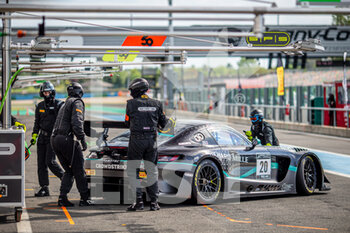 2021-05-09 - 20 Pierburg Valentin (ger), Baumann Dominik (aut), SPS Automotive Performance, Mercedes-AMG GT3, mecaniciens, mechanics, ambiance during the 2nd round of the 2021 Fanatec GT World Challenge Europe Powered by AWS, from May 6 to 9, 2021 on the Circuit de Nevers Magny-Cours, Magny-Cours, France - Photo Clément Luck / DPPI - 2021 FANATEC GT WORLD CHALLENGE EUROPE POWERED BY AWS - GRAND TOURISM - MOTORS