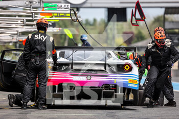 2021-05-09 - 93 Froggatt Christopher (gbr), Roda Giorgio (ita), Sky - Tempesta Racing, Ferrari 488 GT3, action, pit stop during the 2nd round of the 2021 Fanatec GT World Challenge Europe Powered by AWS, from May 6 to 9, 2021 on the Circuit de Nevers Magny-Cours, Magny-Cours, France - Photo François Flamand / DPPI - 2021 FANATEC GT WORLD CHALLENGE EUROPE POWERED BY AWS - GRAND TOURISM - MOTORS