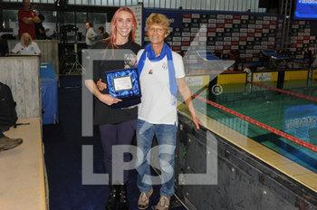 2019-11-09 - Madison Kennedy (USA), viene premiata da Mara Sacchi presidente Genova Nuoto, per la sua decima presenza al Trofeo Nico Sapio - TROFEO NICOLA SAPIO 2019 - SWIMMING - SWIMMING
