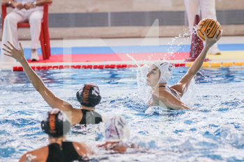 2019-12-07 - Anna Repetto (Kally Nuoto Club Milano) a contrasto con Serena Storai (Sis Roma) - FINALE 3/4 POSTO - SIS ROMA VS KALLY NC MILANO - ITALIAN CUP WOMEN - WATERPOLO