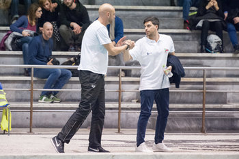 2019-01-12 - I tecnici Roberto Gatto (Roma) e Roberto Brancaccio (Posillipo) si salutano a fine partita - AS ROMA NUOTO VS CN POSILLIPO - 13A GIORNATA A1 - SERIE A1 - WATERPOLO