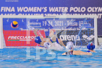 2021-01-19 - 1 GORLERO GiuliaGoalkeeper ITA - 8 HEURTAUX Valentine Christiane (France) - WOMEN'S WATERPOLO OLYMPIC GAME QUALIFICATION TOURNAMENT 2021 - FRANCE VS ITALY - OLYMPIC TROPHY - WATERPOLO