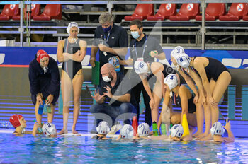 2021-01-20 - France Teams - time out - BRUZZO Florian [ROLE: Team Head Coach](France) - WOMEN'S WATERPOLO OLYMPIC GAME QUALIFICATION TOURNAMENT 2021 - FRANCE VS SLOVAKIA - OLYMPIC TROPHY - WATERPOLO