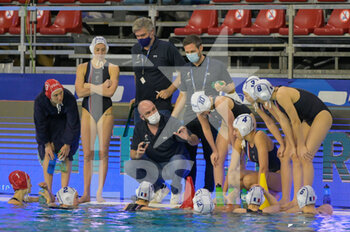 2021-01-20 - France Teams - time out - BRUZZO Florian [ROLE: Team Head Coach](France) - WOMEN'S WATERPOLO OLYMPIC GAME QUALIFICATION TOURNAMENT 2021 - FRANCE VS SLOVAKIA - OLYMPIC TROPHY - WATERPOLO