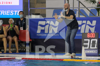 2021-01-20 - BRUZZO Florian [ROLE: Team Head Coach](France) - WOMEN'S WATERPOLO OLYMPIC GAME QUALIFICATION TOURNAMENT 2021 - FRANCE VS SLOVAKIA - OLYMPIC TROPHY - WATERPOLO
