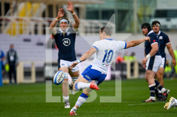 2020-11-14 - Paolo Garbisi (Italy) kicks the ball hampered by Jamie Ritchie (Scotland) - CATTOLICA TEST MATCH 2020 - ITALIA VS SCOZIA  - AUTUMN NATIONS SERIES - RUGBY