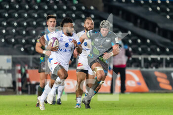 2020-12-12 - Castres' centre Vilimoni Botitu is chased by Ospreys' number 8 Dan Lydoate during the European Rugby Challenge Cup, rugby union match between Ospreys and Castres on December 12, 2020 at the Liberty Stadium in Swansea, Wales - Photo Dan Minto / ProSportsImages / DPPI - OSPREYS VS CASTRES - CHALLENGE CUP - RUGBY