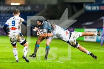 2020-12-12 - Ospreys' full back Dan Evans is tackled by Castres' number 8 Dorian Clerc during the European Rugby Challenge Cup, rugby union match between Ospreys and Castres on December 12, 2020 at the Liberty Stadium in Swansea, Wales - Photo Dan Minto / ProSportsImages / DPPI - OSPREYS VS CASTRES - CHALLENGE CUP - RUGBY