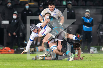 2020-12-12 - Castres' replacement Florent Vanverberghe is tackled by Ospreys' prop Gareth Thomas during the European Rugby Challenge Cup, rugby union match between Ospreys and Castres on December 12, 2020 at the Liberty Stadium in Swansea, Wales - Photo Dan Minto / ProSportsImages / DPPI - OSPREYS VS CASTRES - CHALLENGE CUP - RUGBY
