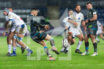 2020-12-12 - Ospreys' scrum half Shaun Venter clears during the European Rugby Challenge Cup, rugby union match between Ospreys and Castres on December 12, 2020 at the Liberty Stadium in Swansea, Wales - Photo Dan Minto / ProSportsImages / DPPI - OSPREYS VS CASTRES - CHALLENGE CUP - RUGBY