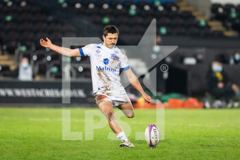 2020-12-12 - Castres' outside half Thomas Fortunel kicks a conversion during the European Rugby Challenge Cup, rugby union match between Ospreys and Castres on December 12, 2020 at the Liberty Stadium in Swansea, Wales - Photo Dan Minto / ProSportsImages / DPPI - OSPREYS VS CASTRES - CHALLENGE CUP - RUGBY