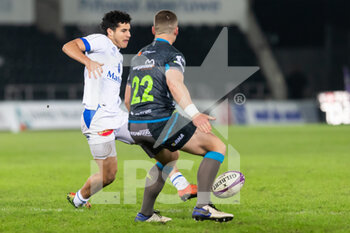 2020-12-12 - Castres' replacement Louis Le Brun tries to chip past Ospreys' replacement Scott Williams during the European Rugby Challenge Cup, rugby union match between Ospreys and Castres on December 12, 2020 at the Liberty Stadium in Swansea, Wales - Photo Dan Minto / ProSportsImages / DPPI - OSPREYS VS CASTRES - CHALLENGE CUP - RUGBY