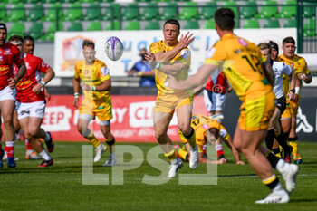 2021-04-03 - Paolo Garbisi (Benetton Treviso) passes the ball to Marco Zanon (Benetton Treviso) - BENETTON TREVISO VS SUA LG AGEN - CHALLENGE CUP - RUGBY